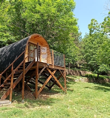 15 m² 100% éco-construction au cœur de la châtaigneraie. Électricité solaire, vue panoramique sur la vallée.